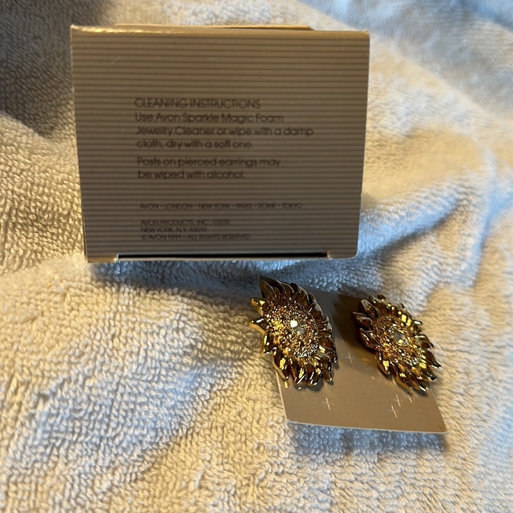 Avon Vintage (1991) Sunny Flower Gold Tone and Crystal Pierced Earrings - Picture 3 of 5
